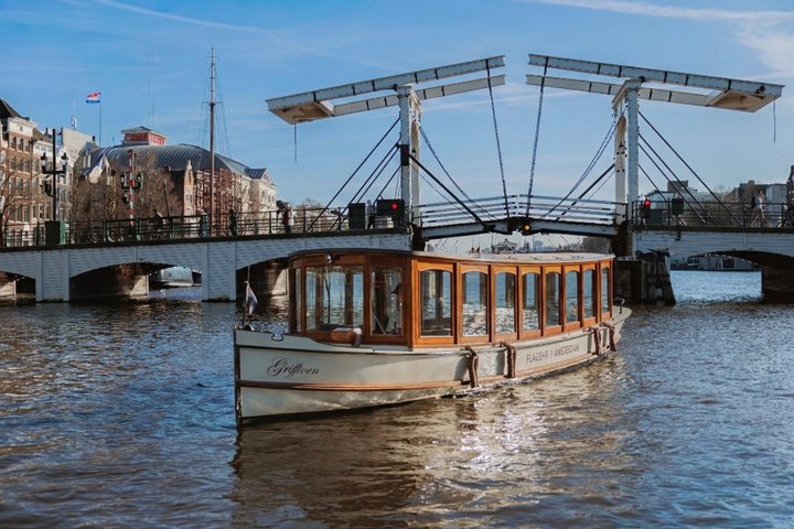 Eine malerische Grachtenfahrt in Amsterdam, vorbei an historischen Gebäuden und Brücken, Foto 10 | wizardtrip