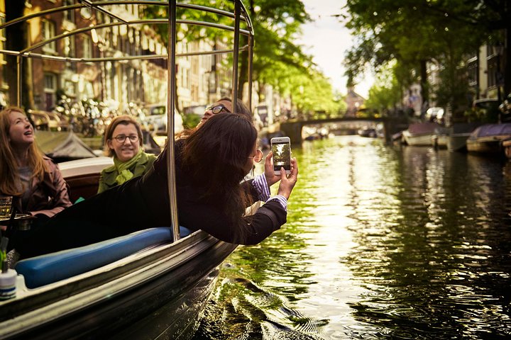 Croisière Privée sur les Canaux d'Amsterdam 90 Min avec Guide et Boissons | wizardtrip