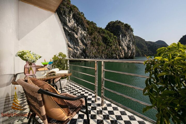 Malerische Kreuzfahrt durch die Lan Ha Bucht, Vietnam, mit Kalksteinfelsen, smaragdgrünem Wasser und traditionellen Booten, Foto 7 | wizardtrip