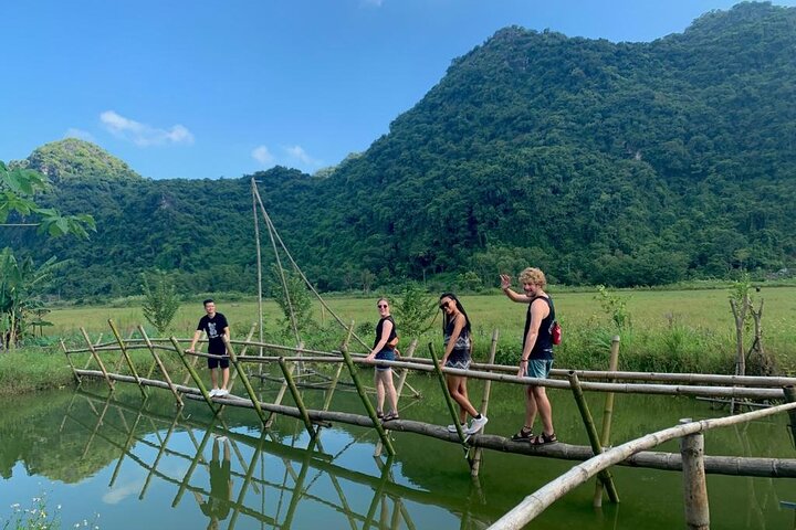 Malerische Kreuzfahrt durch die Lan Ha Bucht, Vietnam, mit Kalksteinfelsen, smaragdgrünem Wasser und traditionellen Booten, Foto 13 | wizardtrip