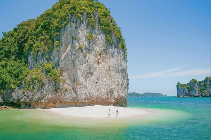 Malerische Kreuzfahrt durch die Lan Ha Bucht, Vietnam, mit Kalksteinfelsen, smaragdgrünem Wasser und traditionellen Booten, Foto 18 | wizardtrip