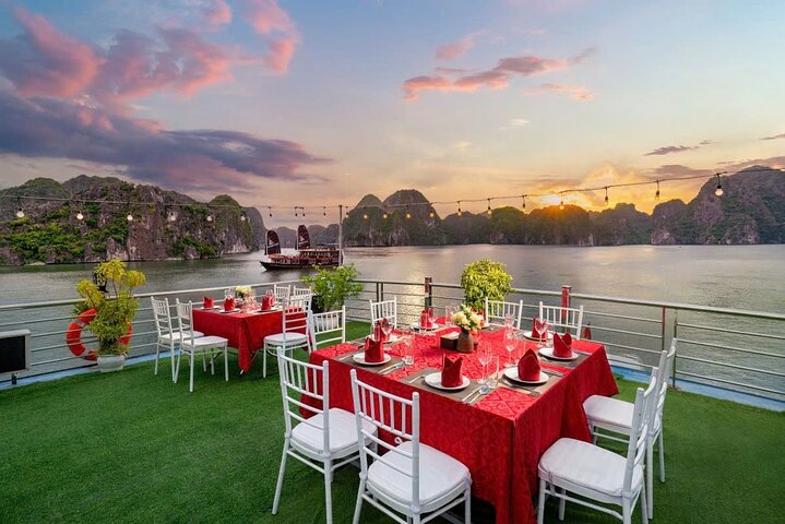 Malerische Kreuzfahrt durch die Lan Ha Bucht, Vietnam, mit Kalksteinfelsen, smaragdgrünem Wasser und traditionellen Booten, Foto 21 | wizardtrip
