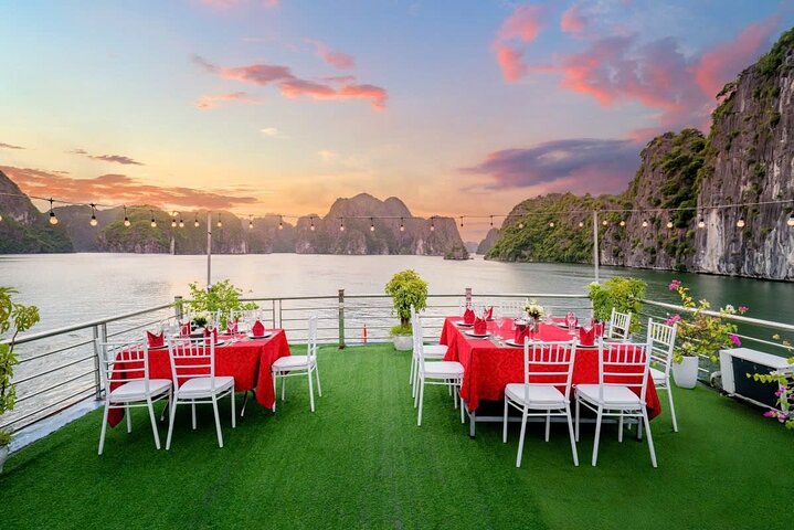 Malerische Kreuzfahrt durch die Lan Ha Bucht, Vietnam, mit Kalksteinfelsen, smaragdgrünem Wasser und traditionellen Booten, Foto 23 | wizardtrip