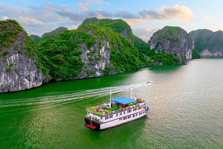 Malerische Kreuzfahrt durch die Lan Ha Bucht, Vietnam, mit Kalksteinfelsen, smaragdgrünem Wasser und traditionellen Booten, Foto 26 | wizardtrip