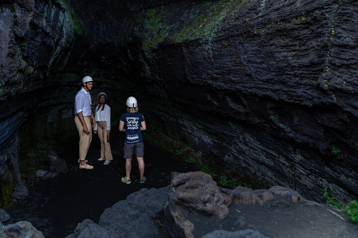 Udforsk Etna-bjergets vulkanske landskaber, lavahuler og lokale smagsoplevelser på en guidet tur fra Catania, foto 8 | wizardtrip