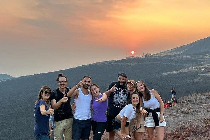 Vivez une aventure inoubliable au coucher du soleil sur l'Etna, en explorant des cratères et en dégustant des produits locaux, photo 6 | wizardtrip