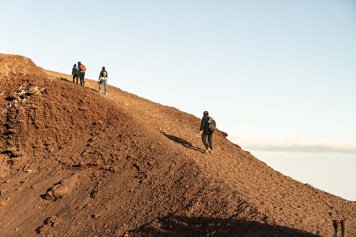 Vivez une aventure inoubliable au coucher du soleil sur l'Etna, en explorant des cratères et en dégustant des produits locaux, photo 7 | wizardtrip