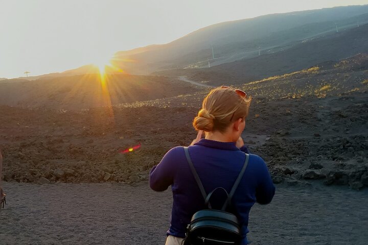 Vivez une aventure inoubliable au coucher du soleil sur l'Etna, en explorant des cratères et en dégustant des produits locaux, photo 8 | wizardtrip