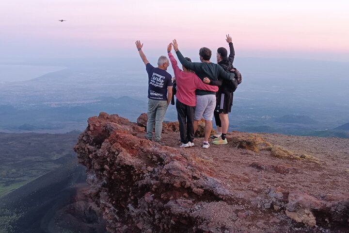 Vivez une aventure inoubliable au coucher du soleil sur l'Etna, en explorant des cratères et en dégustant des produits locaux, photo 10 | wizardtrip