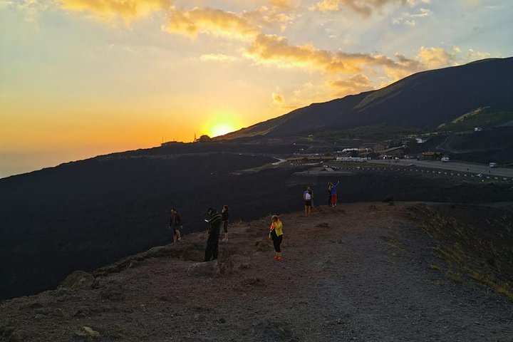 Vivez une aventure inoubliable au coucher du soleil sur l'Etna, en explorant des cratères et en dégustant des produits locaux, photo 13 | wizardtrip
