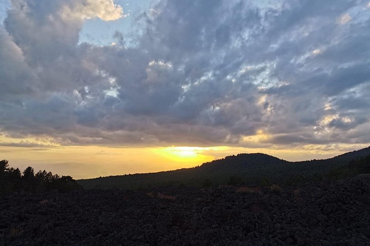 Vivez une aventure inoubliable au coucher du soleil sur l'Etna, en explorant des cratères et en dégustant des produits locaux, photo 14 | wizardtrip