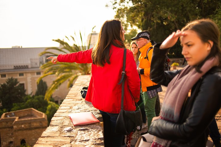 Visite guidée du palais historique de l'Alcazaba à Malaga, Espagne, présentant l'architecture et les vues sur la mer, photo 6 | wizardtrip