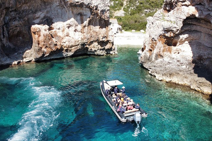 Avventura in motoscafo esplorando la Grotta Azzurra, Hvar e le isole circostanti da Spalato, Croazia, foto 9 | wizardtrip