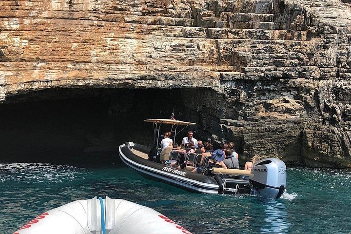 Avventura in motoscafo esplorando la Grotta Azzurra, Hvar e le isole circostanti da Spalato, Croazia, foto 10 | wizardtrip