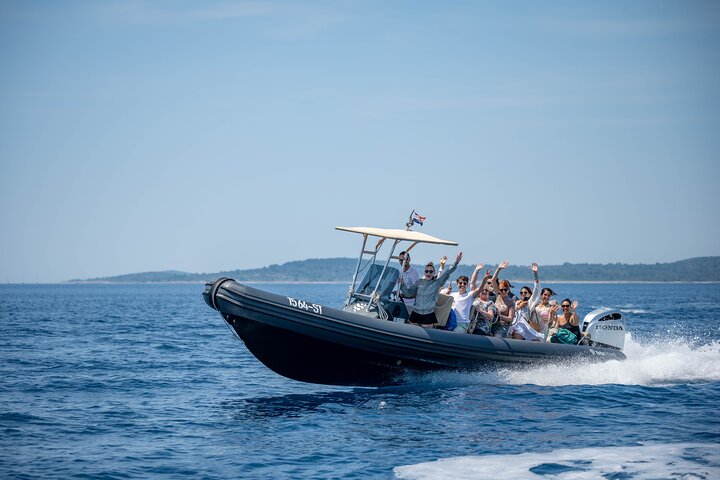 Avventura in motoscafo esplorando la Grotta Azzurra, Hvar e le isole circostanti da Spalato, Croazia, foto 18 | wizardtrip