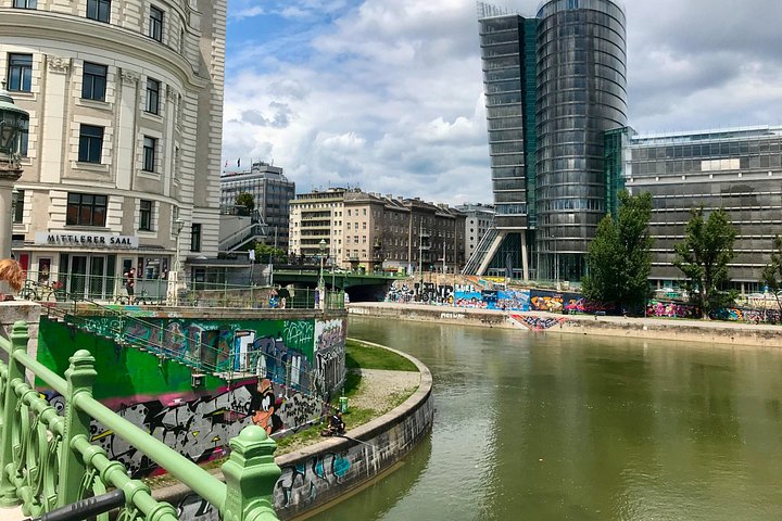 Visite guidée à vélo explorant les sites historiques et les rues charmantes de Vienne, photo 18 | wizardtrip
