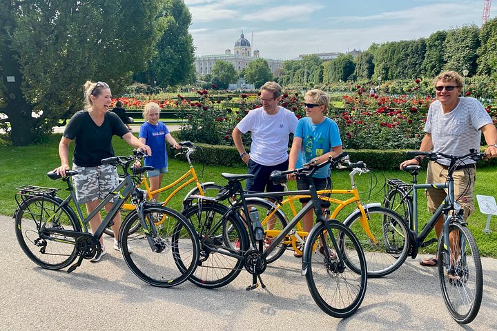 Visite guidée à vélo explorant les sites historiques et les rues charmantes de Vienne, photo 19 | wizardtrip