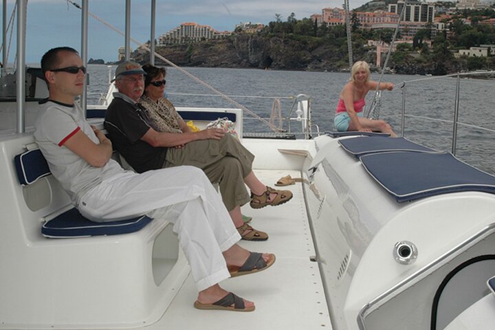 Cruzeiro de catamarã no Funchal, Madeira, avistando golfinhos e desfrutando de vistas costeiras, foto 8 | wizardtrip