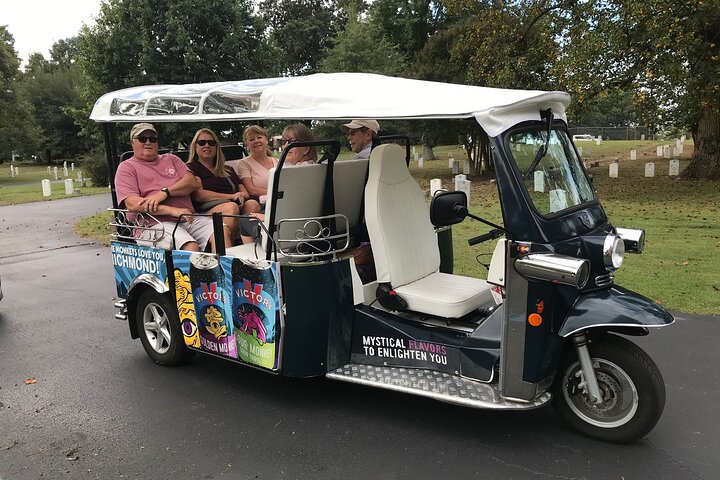Passeie pelas ruas históricas de Richmond em um tuk-tuk elétrico único, visitando marcos como Monument Avenue e Hollywood Cemetery, foto 15 | wizardtrip