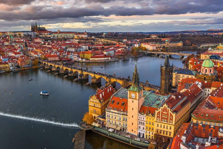 Guided tour of Prague's historic sites including Charles Bridge, Prague Castle, and a Vltava River cruise, photo 1 | wizardtrip