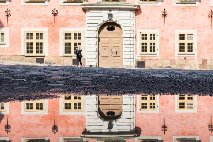 Tour a pie en grupo pequeño explorando el histórico Gamla Stan de Estocolmo, incluyendo edificios coloridos y calles estrechas, foto 7 | wizardtrip