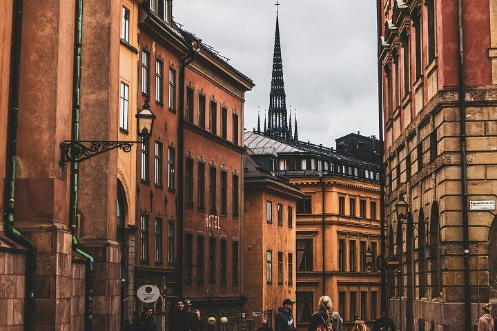 Tour a pie en grupo pequeño explorando el histórico Gamla Stan de Estocolmo, incluyendo edificios coloridos y calles estrechas, foto 8 | wizardtrip