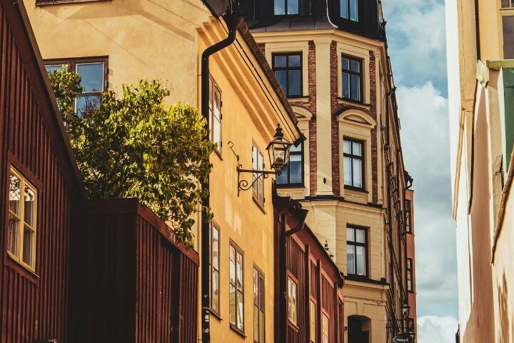 Tour a pie en grupo pequeño explorando el histórico Gamla Stan de Estocolmo, incluyendo edificios coloridos y calles estrechas, foto 9 | wizardtrip