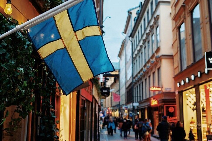 Tour a pie en grupo pequeño explorando el histórico Gamla Stan de Estocolmo, incluyendo edificios coloridos y calles estrechas, foto 11 | wizardtrip