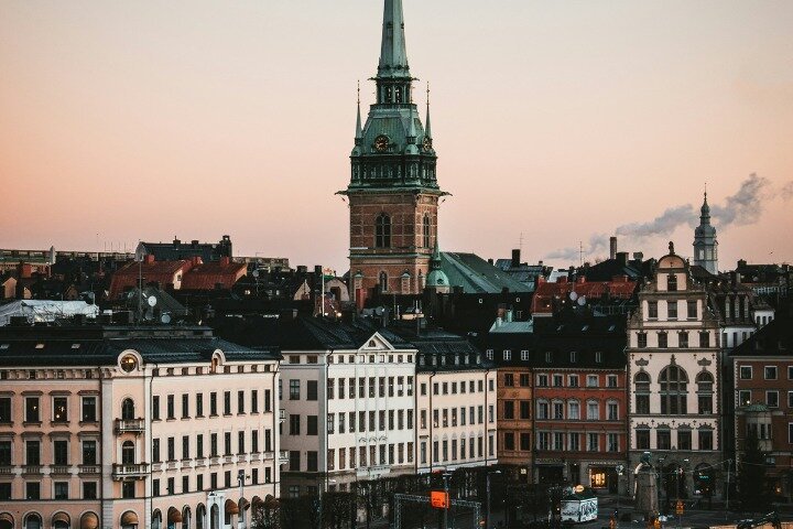 Tour a pie en grupo pequeño explorando el histórico Gamla Stan de Estocolmo, incluyendo edificios coloridos y calles estrechas, foto 12 | wizardtrip