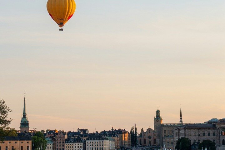Tour a pie en grupo pequeño explorando el histórico Gamla Stan de Estocolmo, incluyendo edificios coloridos y calles estrechas, foto 14 | wizardtrip