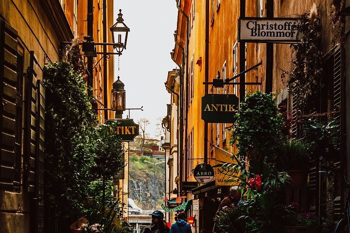 Tour a pie en grupo pequeño explorando el histórico Gamla Stan de Estocolmo, incluyendo edificios coloridos y calles estrechas, foto 15 | wizardtrip