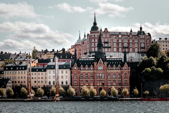 Tour a pie en grupo pequeño explorando el histórico Gamla Stan de Estocolmo, incluyendo edificios coloridos y calles estrechas, foto 16 | wizardtrip