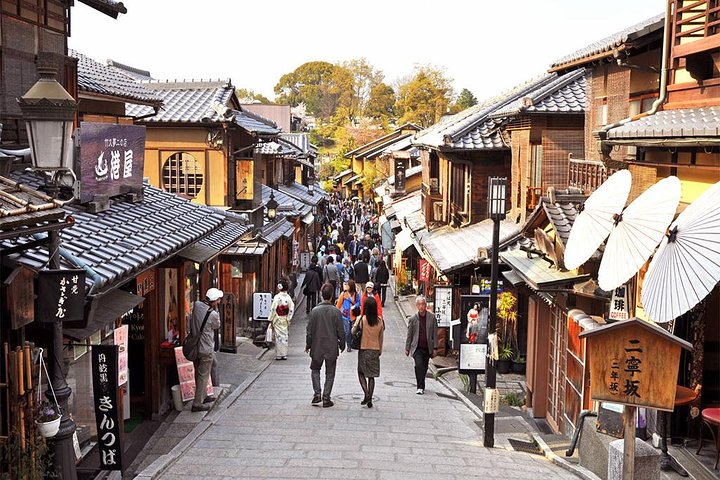 Une visite guidée en bus présentant le sanctuaire emblématique de Fushimi Inari à Kyoto, la forêt de bambous d'Arashiyama, Kinkaku-ji et Kiyomizu-dera, photo 22 | wizardtrip
