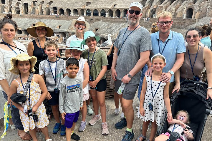 Famiglia che esplora l'antico Colosseo e Foro Romano a Roma con una guida, foto 6 | wizardtrip