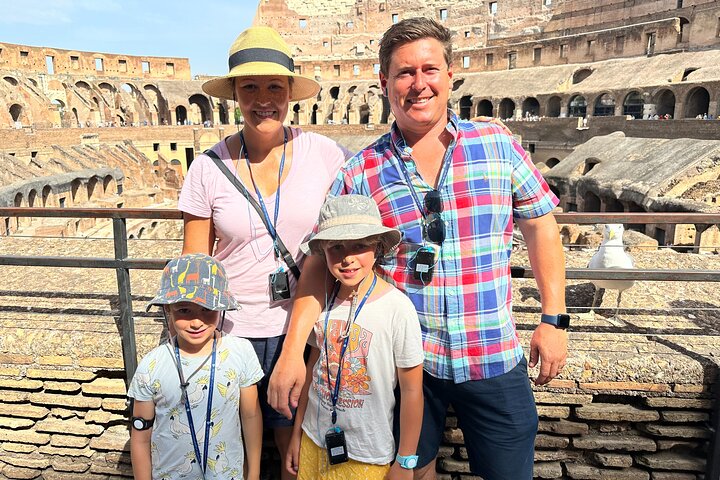 Famiglia che esplora l'antico Colosseo e Foro Romano a Roma con una guida, foto 7 | wizardtrip
