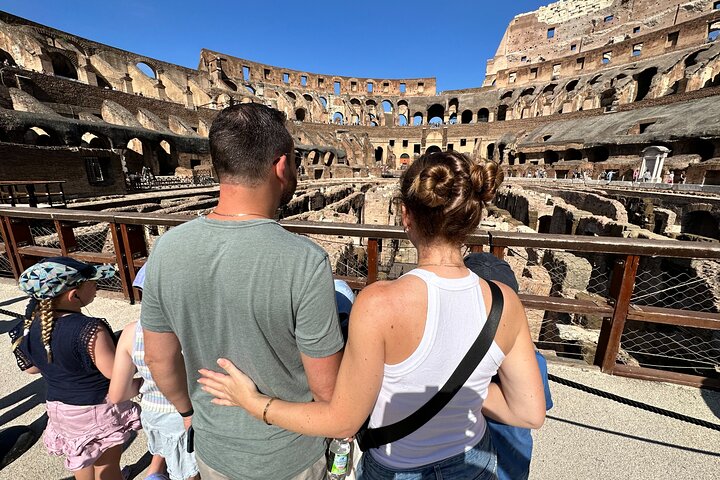 Famiglia che esplora l'antico Colosseo e Foro Romano a Roma con una guida, foto 8 | wizardtrip