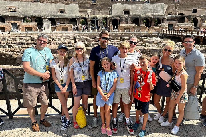 Famiglia che esplora l'antico Colosseo e Foro Romano a Roma con una guida, foto 9 | wizardtrip