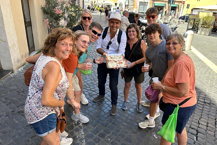 Rome street food tour with local guide, tasting pizza and gelato near historic monuments, photo 14 | wizardtrip