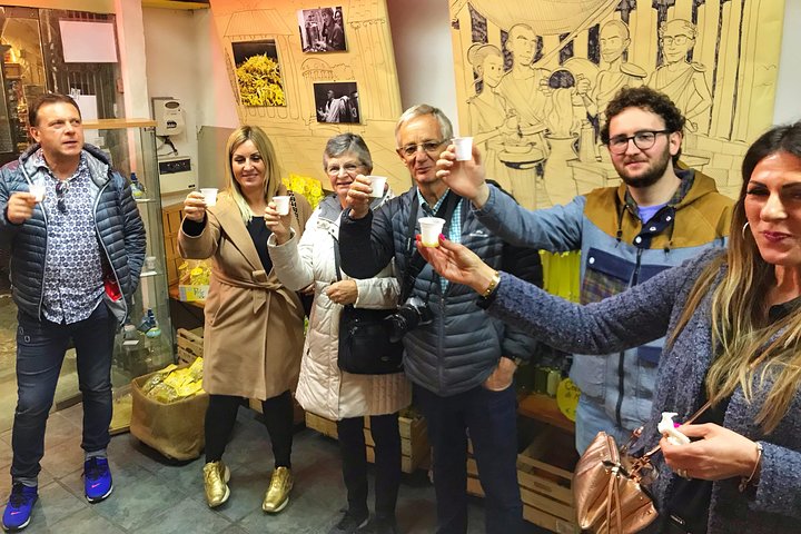 Experience authentic Neapolitan street food on a guided walking tour through the historic city center, photo 7 | wizardtrip