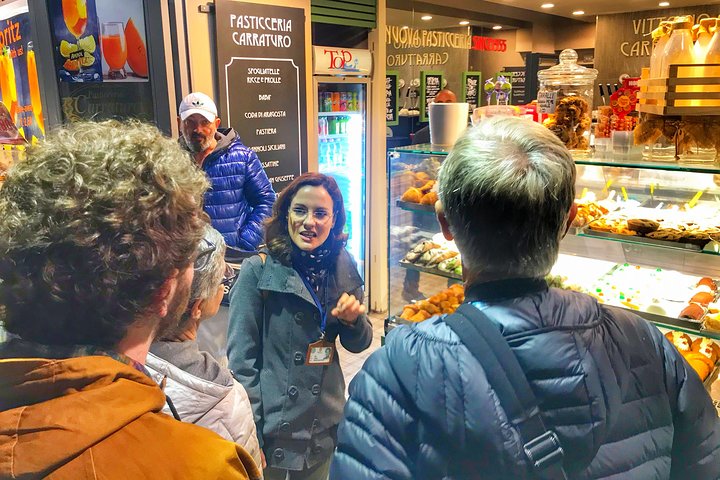 Experience authentic Neapolitan street food on a guided walking tour through the historic city center, photo 8 | wizardtrip