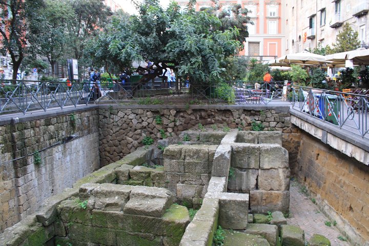 Experience authentic Neapolitan street food on a guided walking tour through the historic city center, photo 9 | wizardtrip