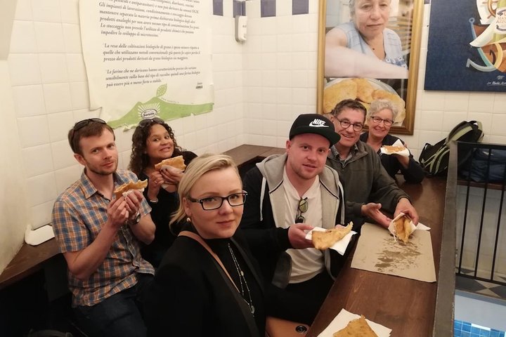 Experience authentic Neapolitan street food on a guided walking tour through the historic city center, photo 11 | wizardtrip