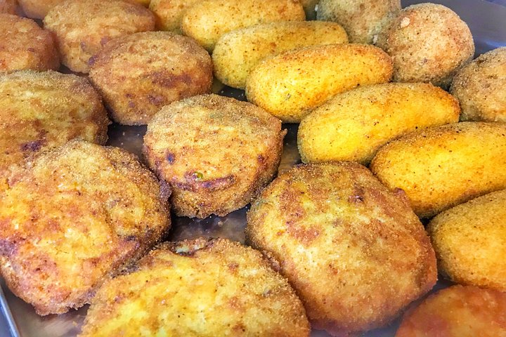 Experience authentic Neapolitan street food on a guided walking tour through the historic city center, photo 16 | wizardtrip
