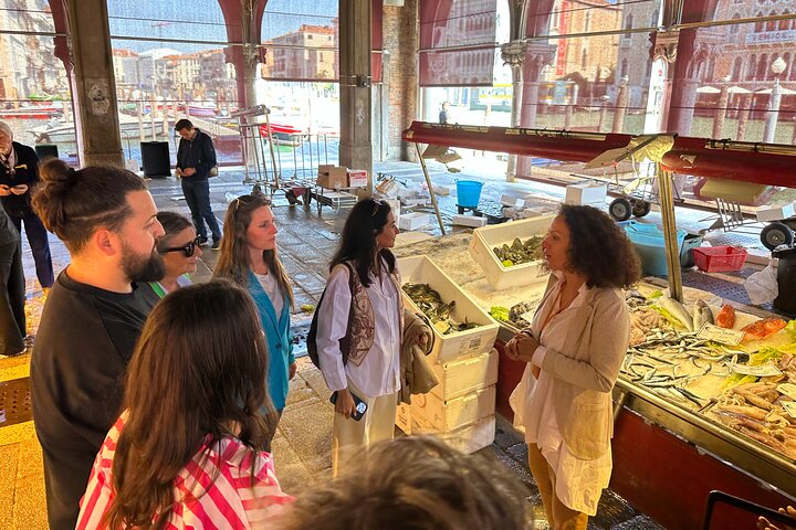 Tour de comida callejera en Venecia con guía local y visita al mercado, degustando cicchetti y explorando canales, foto 6 | wizardtrip