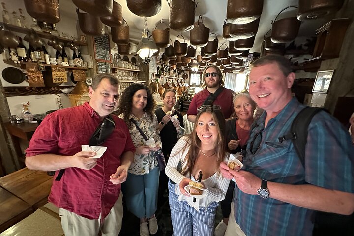 Tour de comida callejera en Venecia con guía local y visita al mercado, degustando cicchetti y explorando canales, foto 7 | wizardtrip