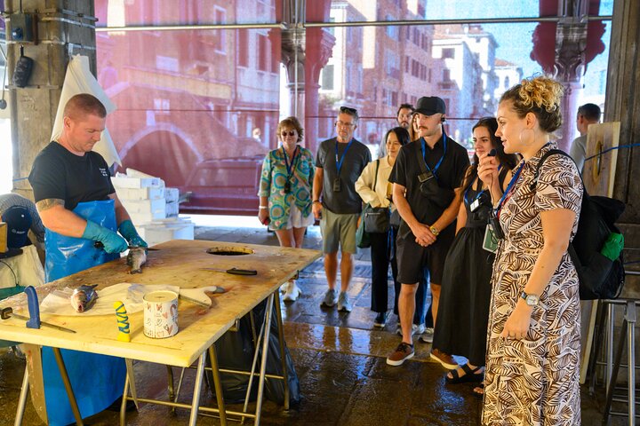 Tour de comida callejera en Venecia con guía local y visita al mercado, degustando cicchetti y explorando canales, foto 9 | wizardtrip