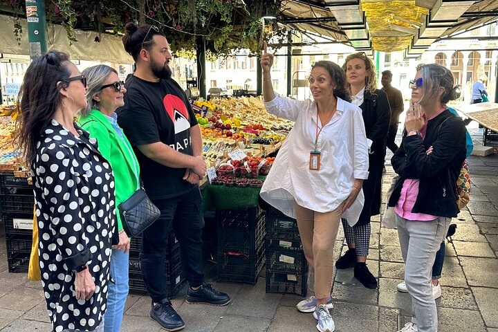 Tour de comida callejera en Venecia con guía local y visita al mercado, degustando cicchetti y explorando canales, foto 10 | wizardtrip