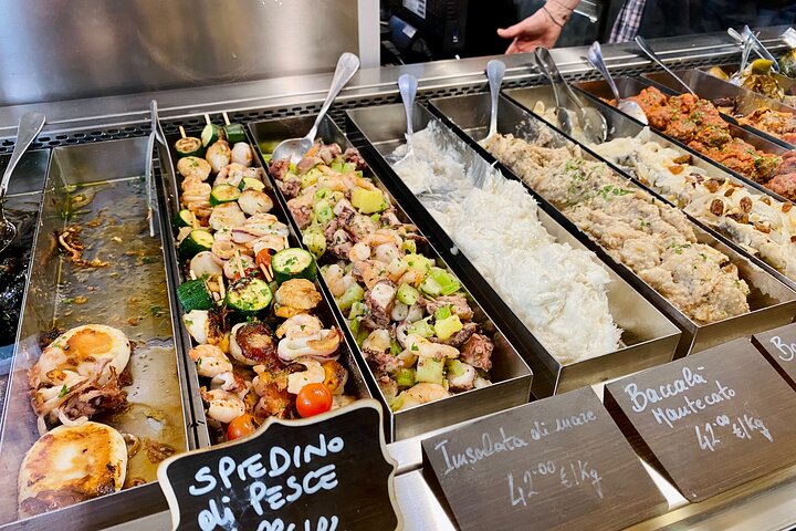 Tour de comida callejera en Venecia con guía local y visita al mercado, degustando cicchetti y explorando canales, foto 11 | wizardtrip