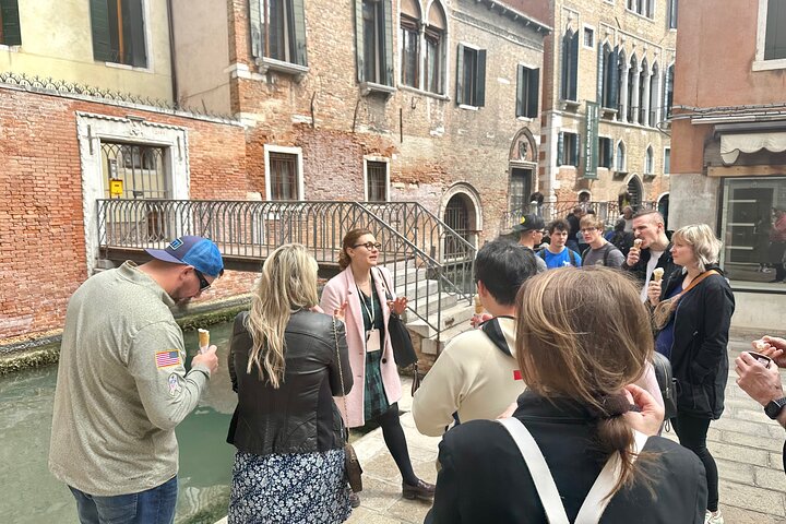 Tour de comida callejera en Venecia con guía local y visita al mercado, degustando cicchetti y explorando canales, foto 12 | wizardtrip