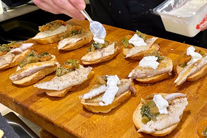 Tour de comida callejera en Venecia con guía local y visita al mercado, degustando cicchetti y explorando canales, foto 13 | wizardtrip
